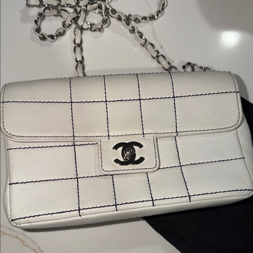 Chanel White and Black Grid Shoulder Bag - Picture 2 of 11